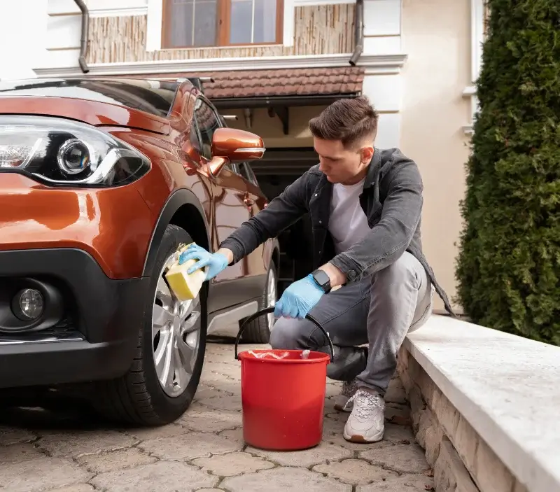 Lavage auto à domicile Morestel : professionnel intervenant sur un véhicule